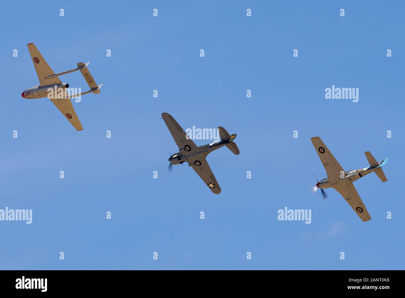 Avions à réaction De Havilland Vampire, Curtiss P-40F et du Commonwealth Aircraft Corporation CA-18 Mustang volant en formation. Banque D'Images