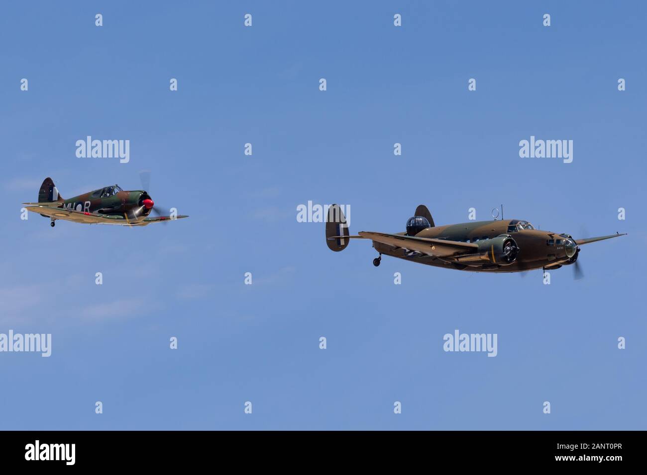 Bimoteur Lockheed Hudson bombardier léger et avion de reconnaissance côtière volant en formation avec Commonwealth Aircraft Corporation figh Boomerang Banque D'Images