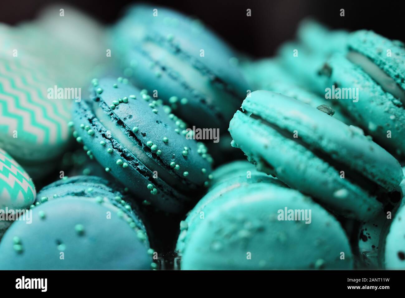 Délicieux macarons et beau résumé sur la vente. Close up. Tendance aux tons couleur - bleu. Couleur de 2020. Banque D'Images