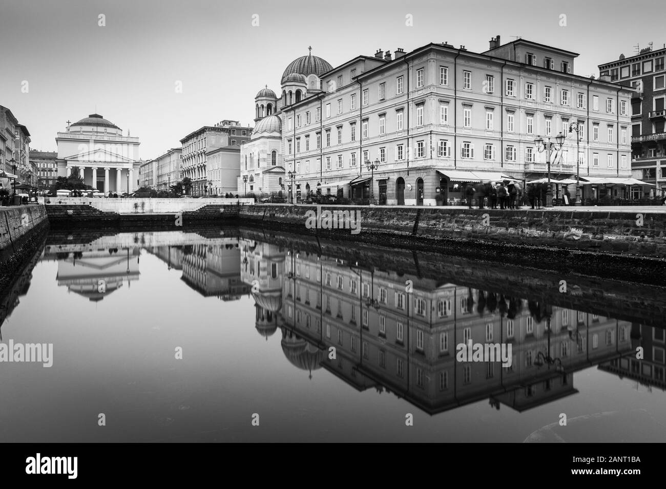Trieste - décembre 2016, Italie: Miroir reflétant les bâtiments historiques dans le canal d'eau situé dans le centre de la ville Banque D'Images