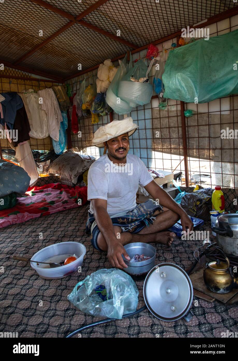 Apiculteur de sa petite maison, la province de Jizan, en Arabie Saoudite, Addarb Banque D'Images