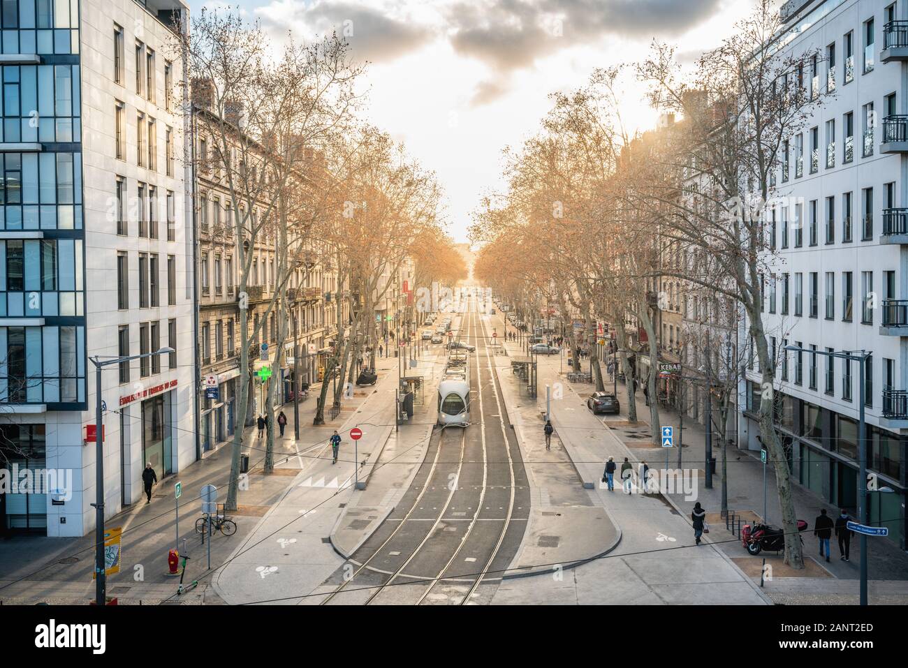 Lyon France , 4 janvier 2020 : Paysage urbain avec vue du dessus de la ligne de tramway T1 de Lyon avec lumière coucher de soleil spectaculaire en 2ème arrondissement de Lyon France Banque D'Images
