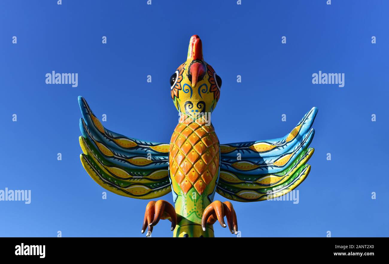 PARIS, FRANCE - 6 janvier 2020 : l'art populaire mexicain de sculpture de couleur créature fantastique appelé "Alebrije" exposées dans le Parc de la Villette. Banque D'Images