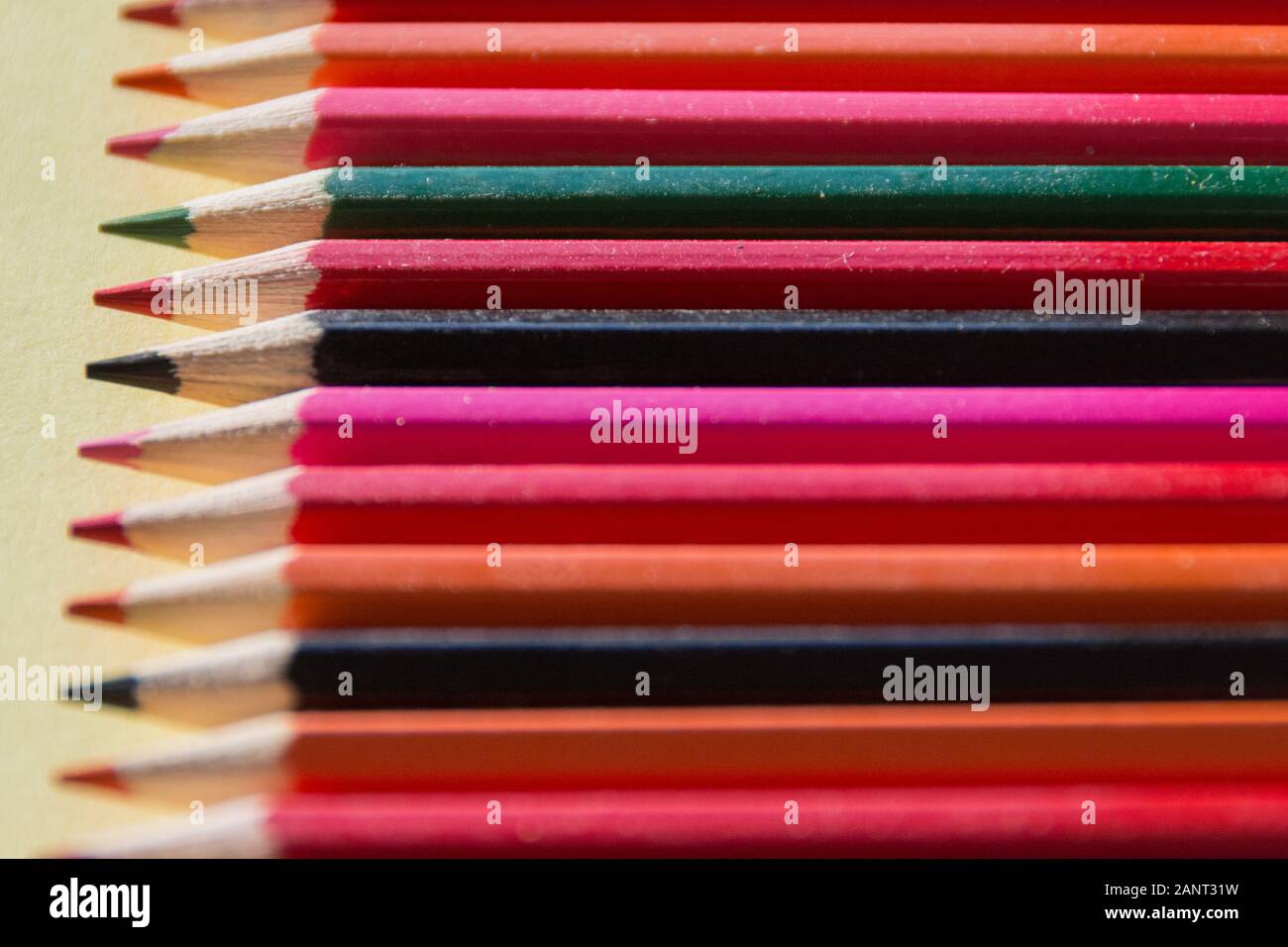 Un assortiment de crayons de dessin colorés aiguisés Banque D'Images