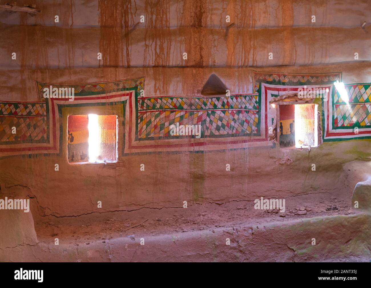 Al-qatt al-asiri femme décoration de fenêtres d'intérieur dans une maison abandonnée, la province d'Asir, Sarat Abidah, l'Arabie Saoudite Banque D'Images