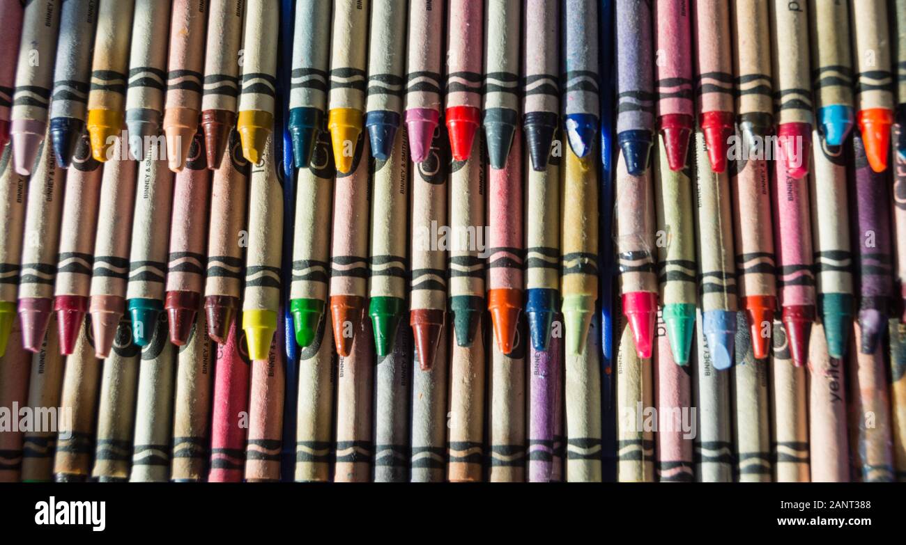 Les crayons de cire Crayola colorés Banque D'Images