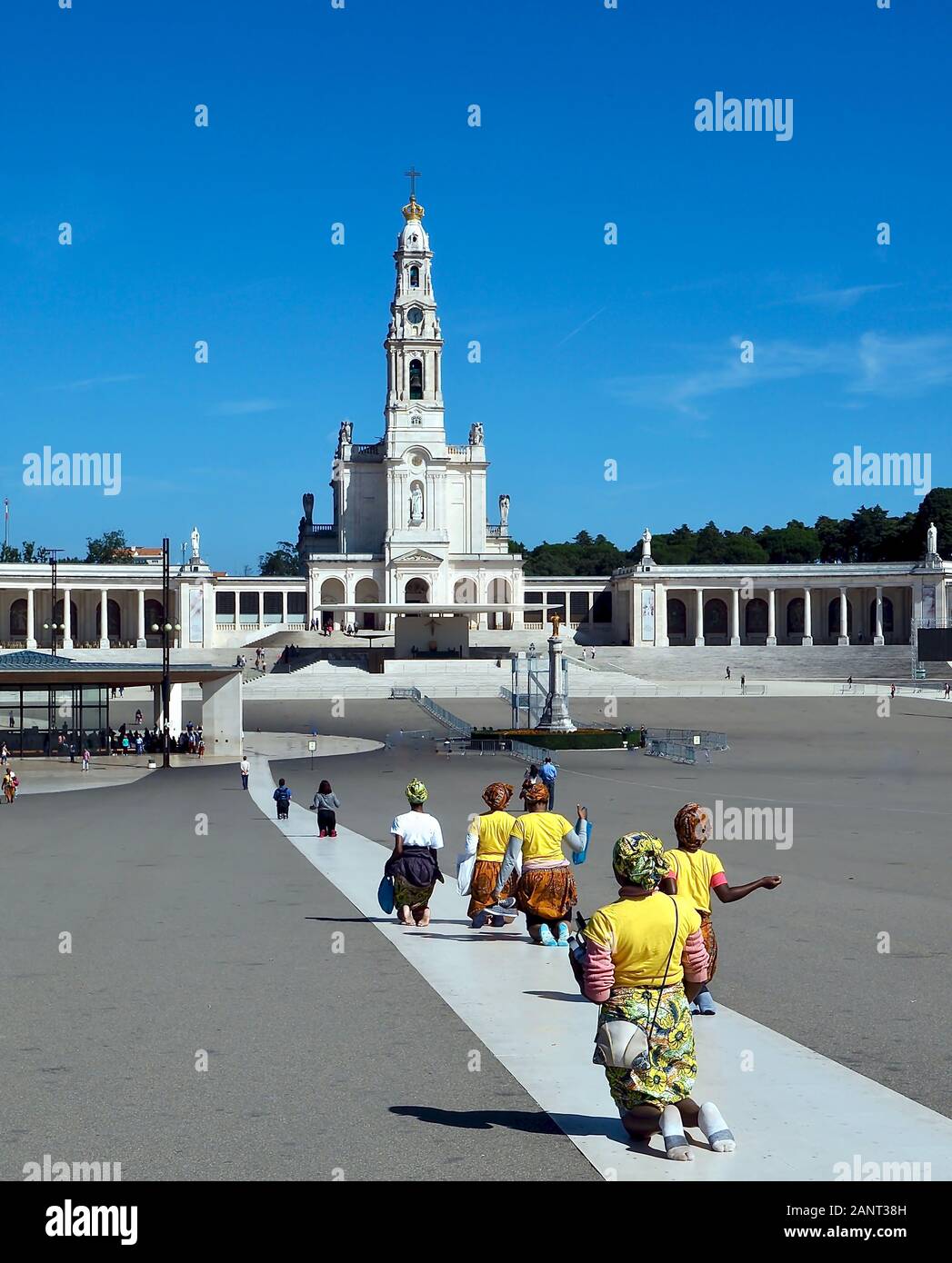 La femme approche pèlerins la chapelle de Fatima au Portugal à genoux Banque D'Images