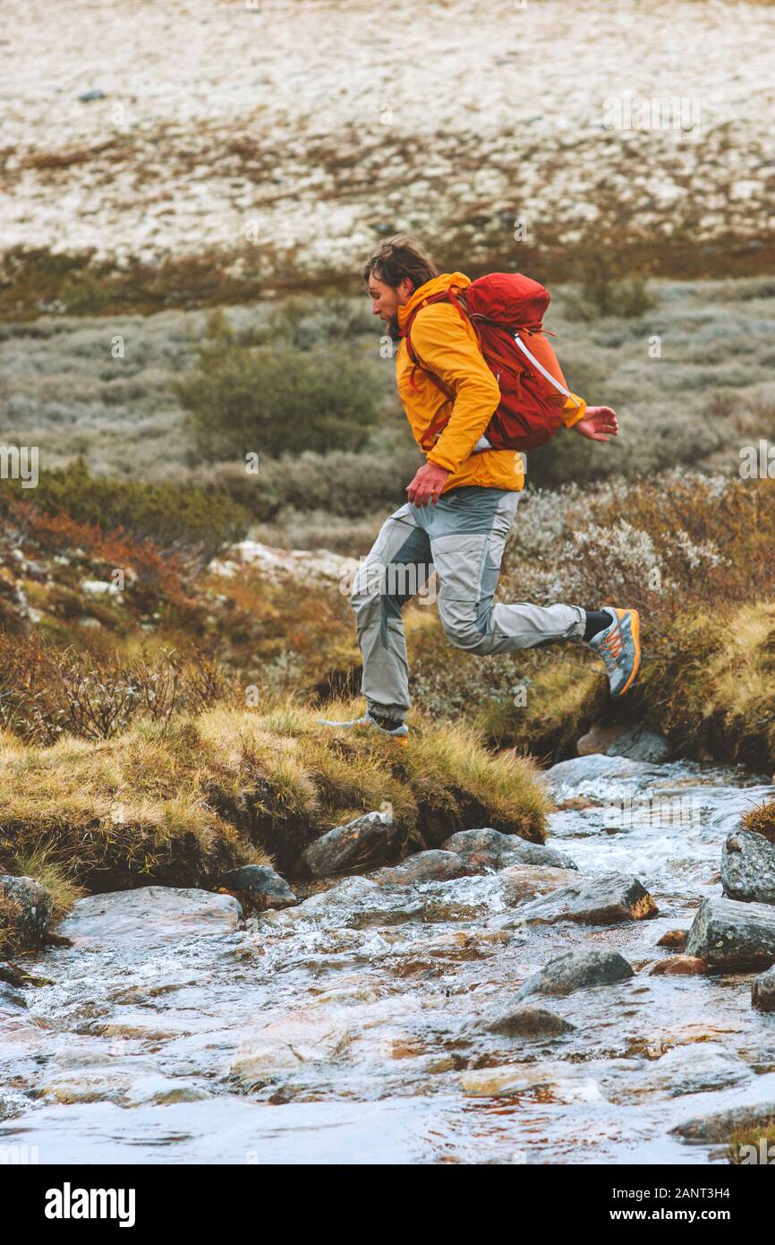 Homme court voyage d'aventure en plein air vacances active healthy lifestyle randonnée randonnées en montagne Banque D'Images