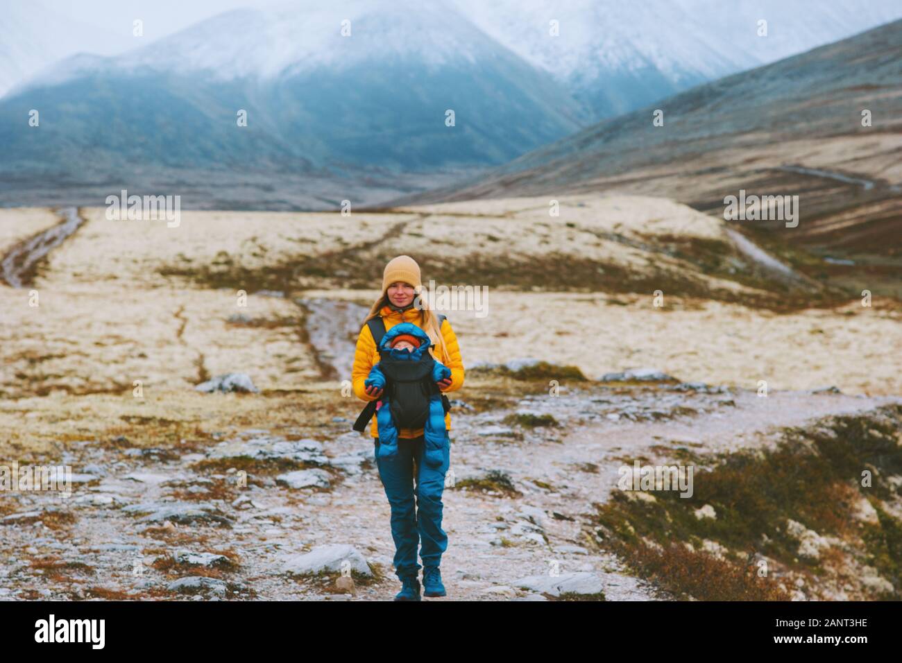 Mère-bébé avec un mode de vie sain de la famille voyage randonnée femme et enfant vacances actives en Norvège en plein air parc Rondane mountain trail Banque D'Images