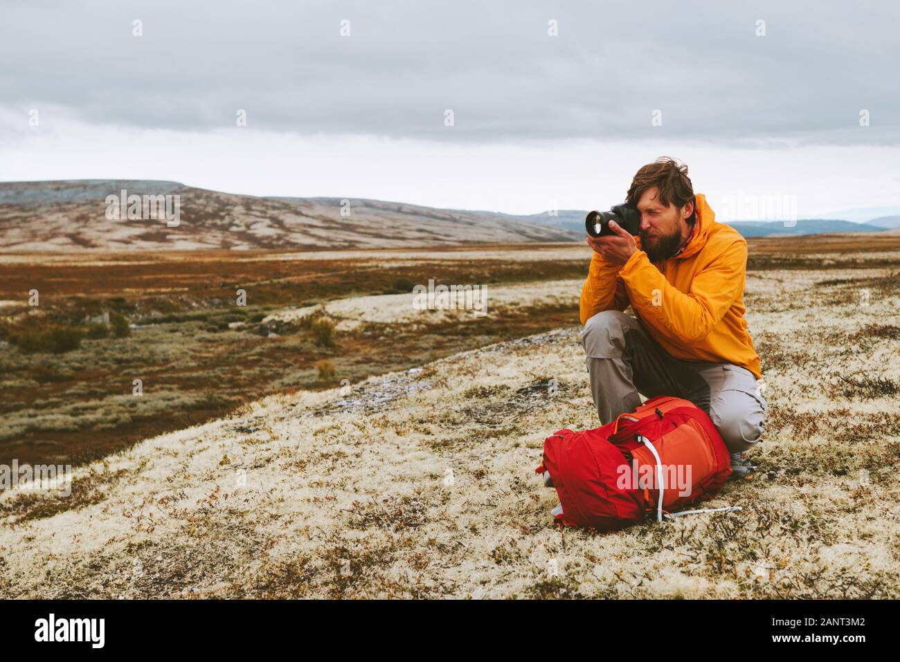 Blogger avec l'homme de l'appareil photo photo photographe voyage vacances de randonnée aventure créateur de contenu de l'influence extérieure de vie photo tour en Norvège mo Banque D'Images