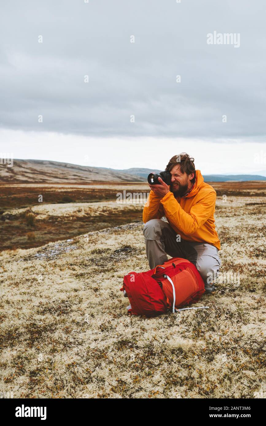 Homme photographe avec appareil photo caméra blogger voyage vacances de randonnée en plein air randonnée aventure créateur de contenu de vie influence photo tour en No Banque D'Images Homme photographe avec appareil photo caméra blogger voyage vacances de randonnée en plein air randonnée aventure créateur de contenu de vie influence photo tour en No Banque D'Images