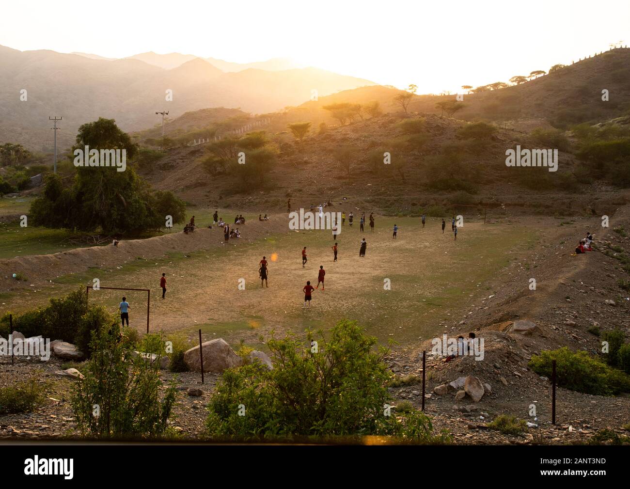 L'Arabie de jeunes hommes jouent au football dans le coucher du soleil, la province de Jizan, en Arabie Saoudite, Alaydabi Banque D'Images