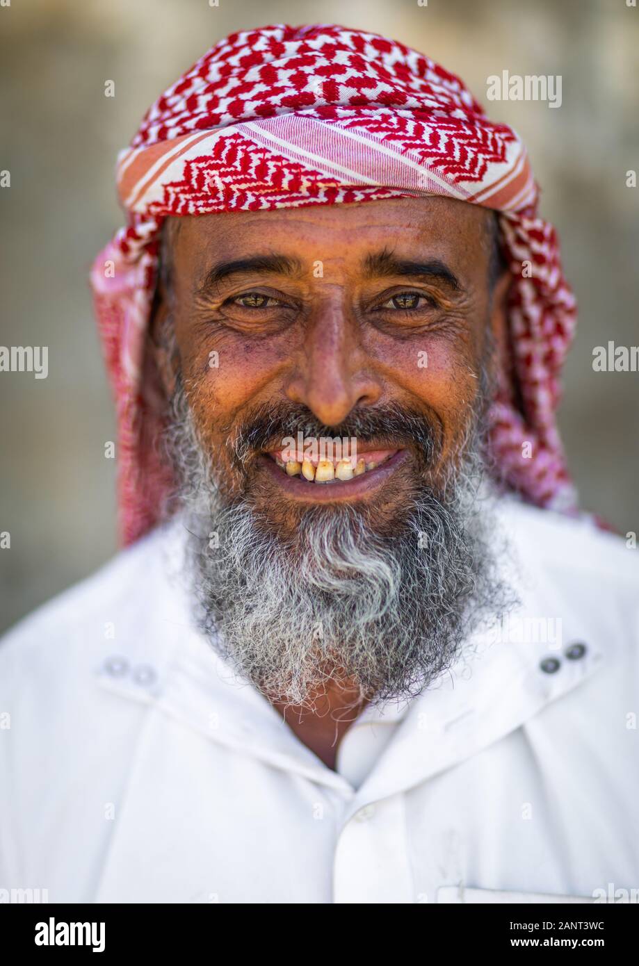 Portrait of a smiling arabie homme portant un keffieh, la province de  Jizan, en Arabie Saoudite, Addayer Photo Stock - Alamy