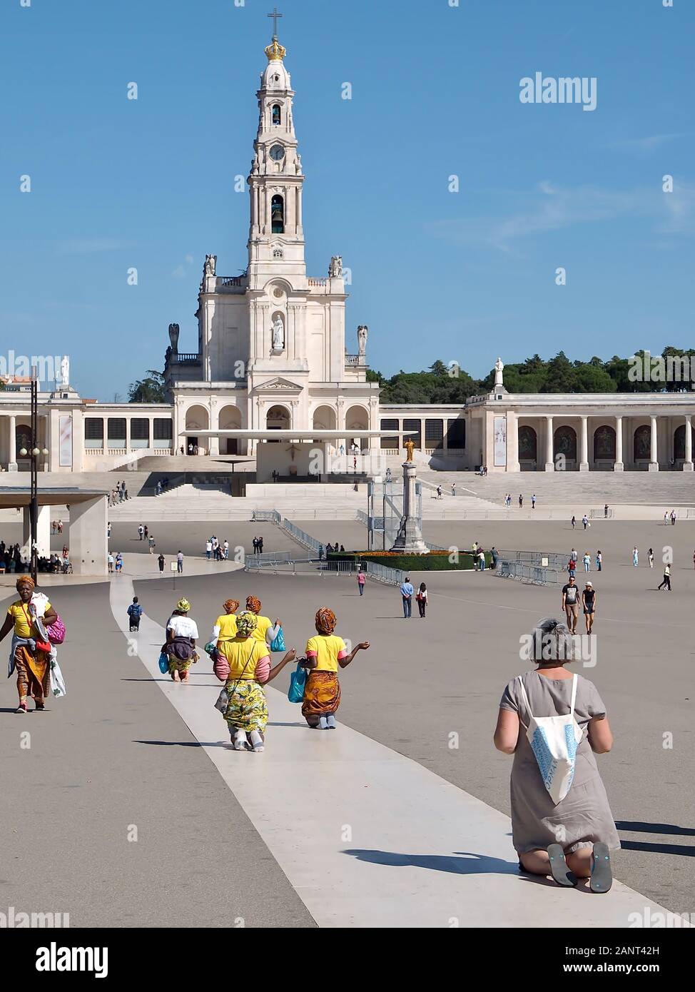 La femme approche pèlerins la chapelle de Fatima au Portugal à genoux Banque D'Images