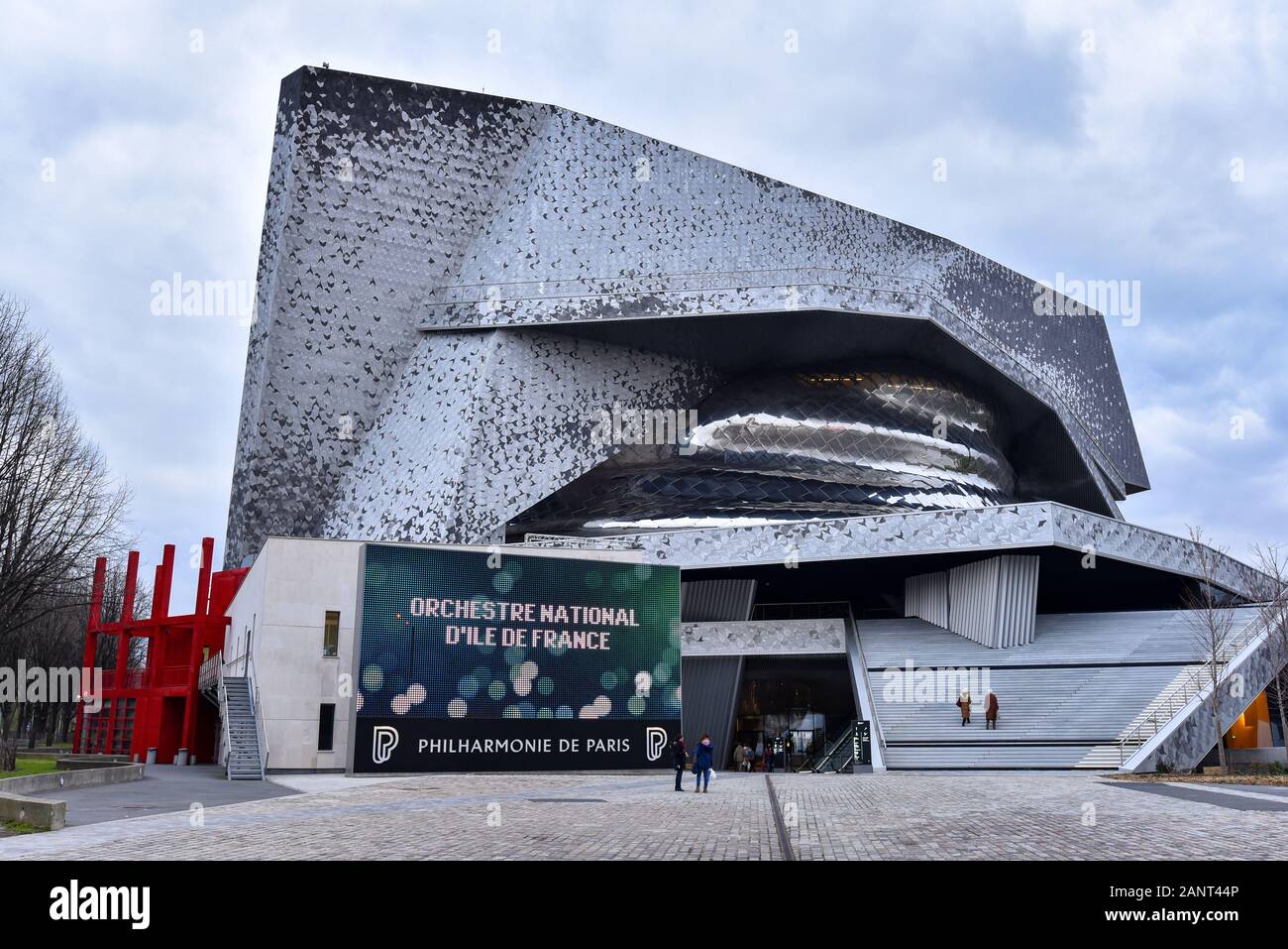 PARIS, FRANCE - 10 mars 2016 : Vue de face de la Philharmonie de Paris, un établissement culturel situé dans le Parc de la Villette. Banque D'Images