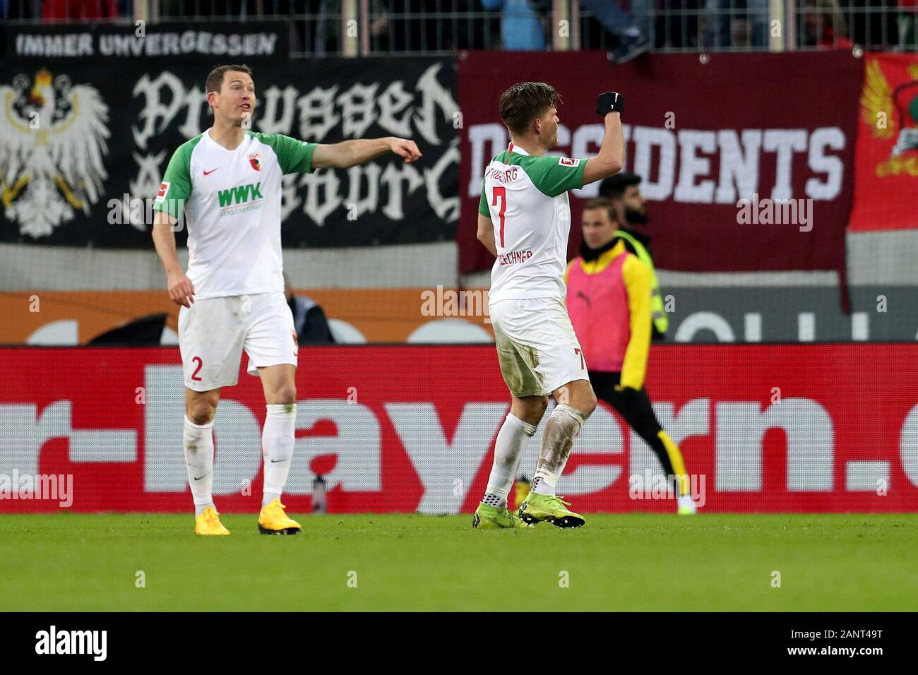 Augsburg, Allemagne. 18 janvier, 2020. firo : 18.01.2020, football, 1.Bundesliga, la saison 2019/2020, le FC Augsburg - Borussia Dortmund, Florian, Niederlechner FC Augsburg, FCA, Augsburg, but pour 3 : 1, le geste, la jubilation, l'utilisation de crédit dans le monde entier | : dpa/Alamy Live News Banque D'Images