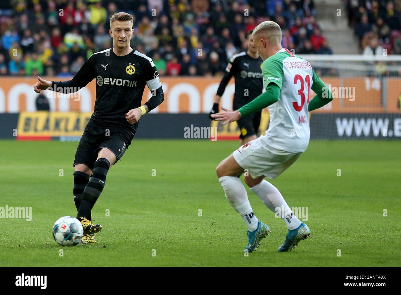 Augsburg, Allemagne. 18 janvier, 2020. firo : 18.01.2020, football, 1.Bundesliga, la saison 2019/2020, le FC Augsburg - Borussia Dortmund, Marco Reus, Borussia Dortmund, Dortmund, BVB Borussia, Philipp, Max, FC Augsburg, FCA, Augsburg, figure d'ensemble, des duels, l'utilisation dans le monde entier | Credit : dpa/Alamy Live News Banque D'Images