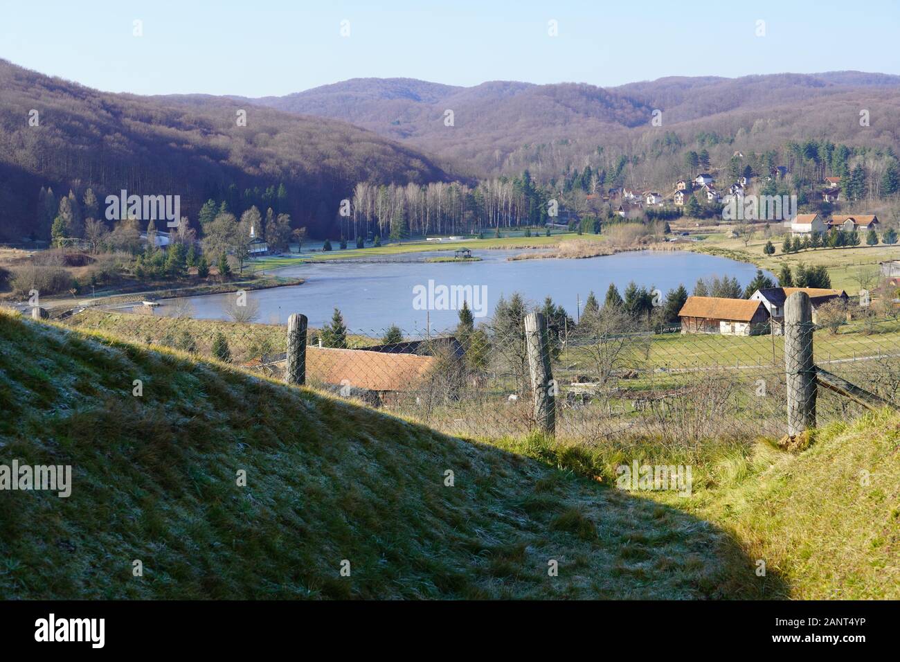 Une belle photo montre la vallée du village de Podgarić et les lacs gelés Banque D'Images