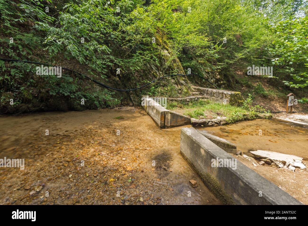 Paysage de cascade dans la montagne de Gabrovo Belasica, Novo Selo, Nord Macédoine Banque D'Images