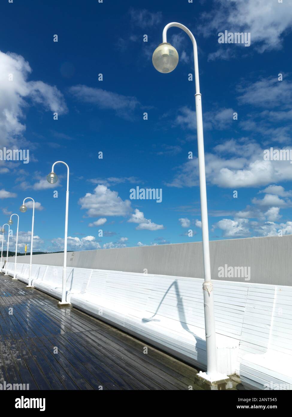 Bancs blanc Sopot Pologne Banque D'Images