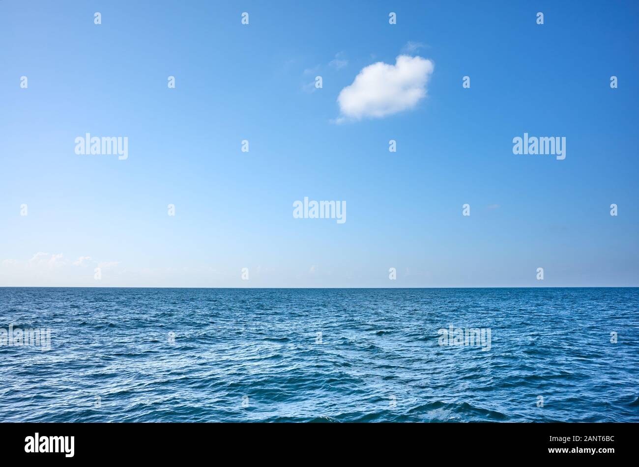 Seul nuage au-dessus de l'océan sur une journée ensoleillée. Banque D'Images