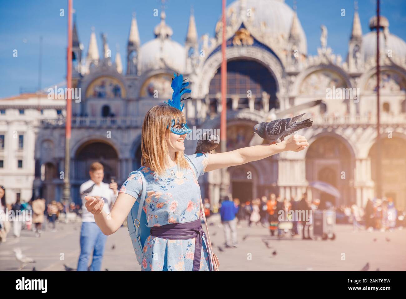 Portrait of smiling young woman in Venise, Italie en masque de Venise rss pigeons sur la Place St Marc. Voyage Concept Banque D'Images