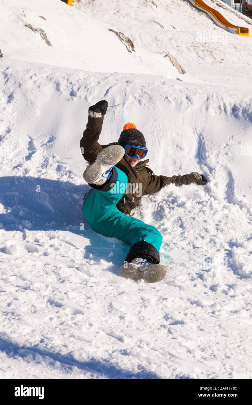 Garçon de dix ans jouant dans la station de ski Zauberg, Semmering, Basse-Autriche, alpes viennois, Autriche. Banque D'Images