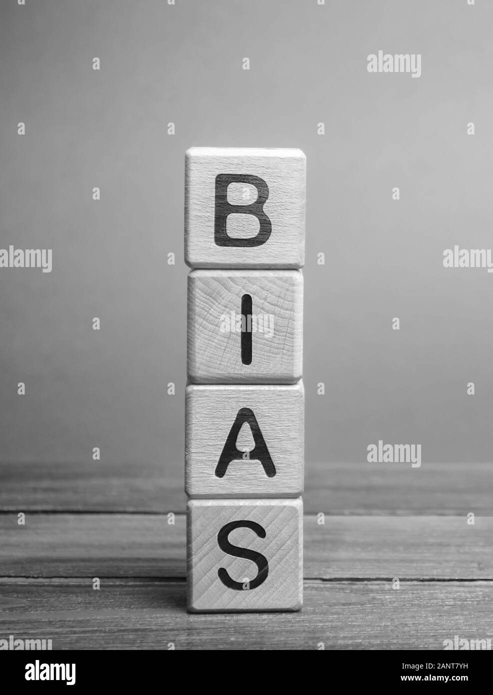 Blocs en bois avec le mot biais. Les préjugés. Les opinions personnelles. Le préjugé, Banque D'Images