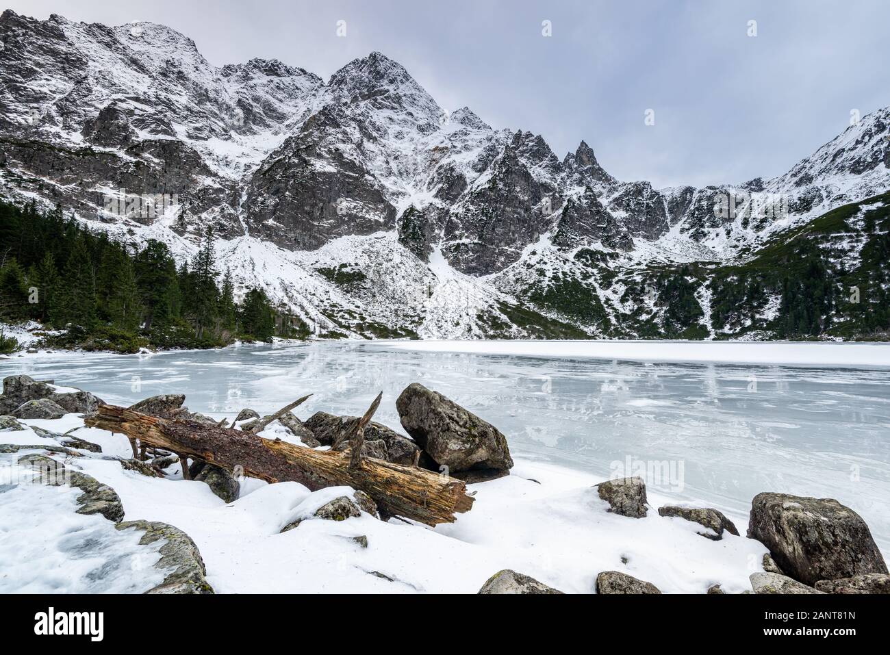 Le lac Morskie Oko couvert de glace à l'hiver en Pologne dans les Tatras. Banque D'Images