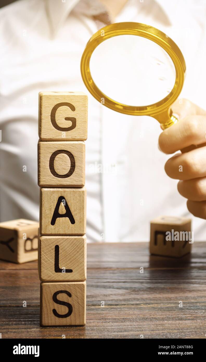 Blocs en bois avec le mot objectifs et d'affaires. Le concept de l'atteinte des objectifs. Atteindre de nouveaux sommets. L'exécution d'un plan d'affaires. Fin Banque D'Images