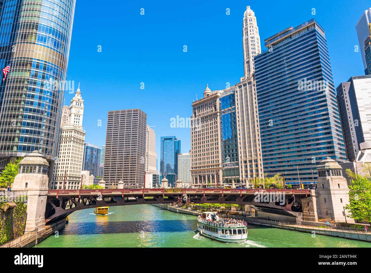 Chicago, Illinois, USA croisière touristique et sur les toits de la rivière. Banque D'Images