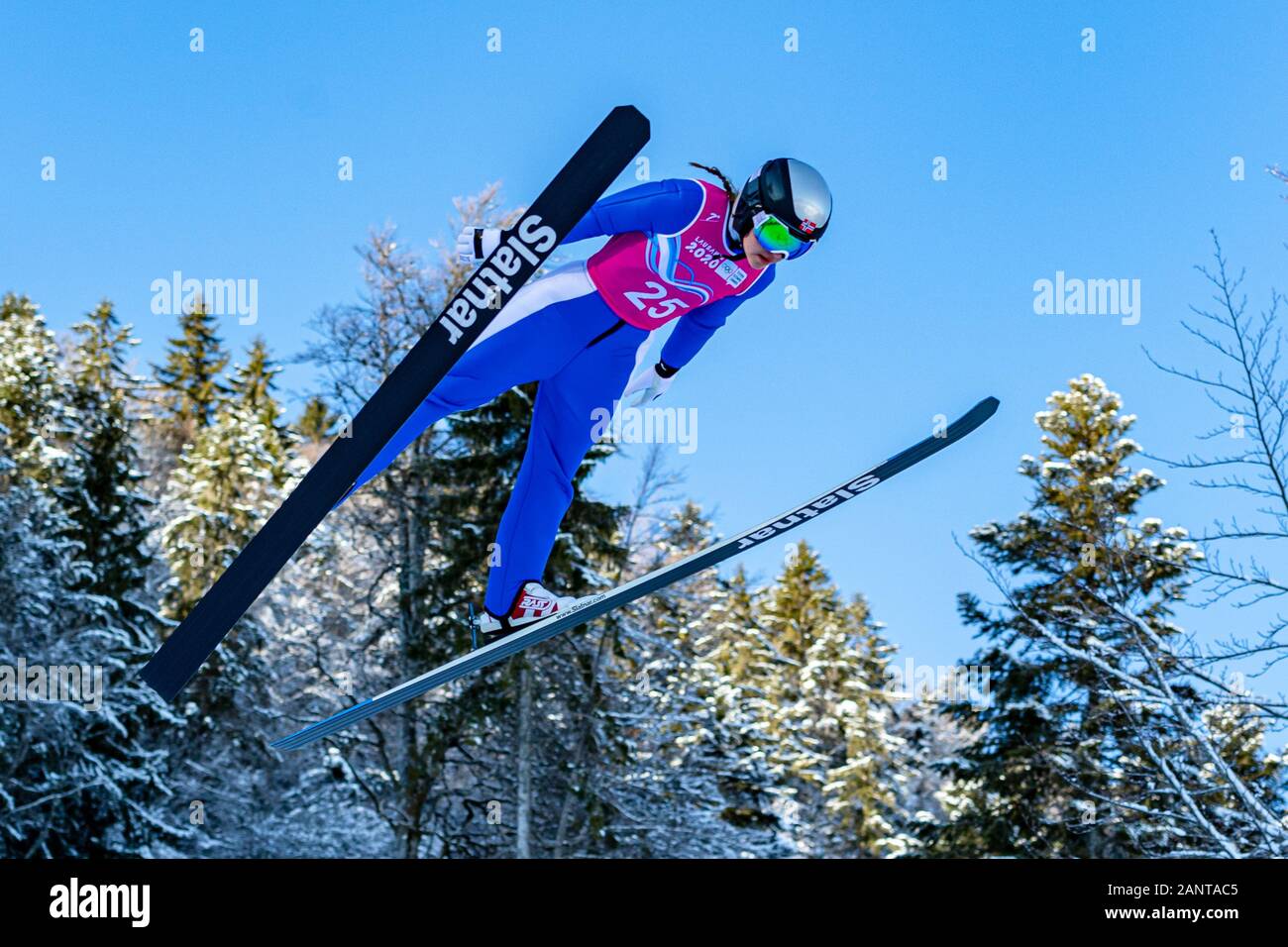 Lausanne, Suisse. Jan 19th, 2020. MIDTSUNDSTAD Nora (NI) en concurrence dans le saut à ski féminin : 1er tour pendant la Lausanne 2020 Les Jeux Olympiques de la jeunesse Centre nordique touffetées le dimanche 19 janvier 2020. Lausanne, Suisse. Credit : Taka G Wu/Alamy Live News Banque D'Images