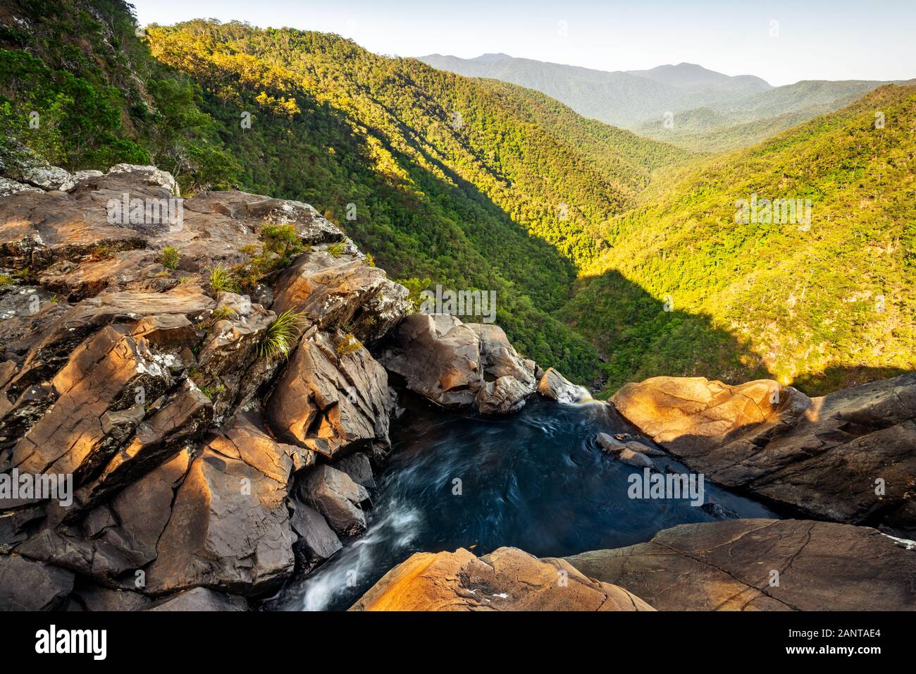 Piscine à débordement des chutes Windrin dans le parc national de Wooroonooran. Banque D'Images