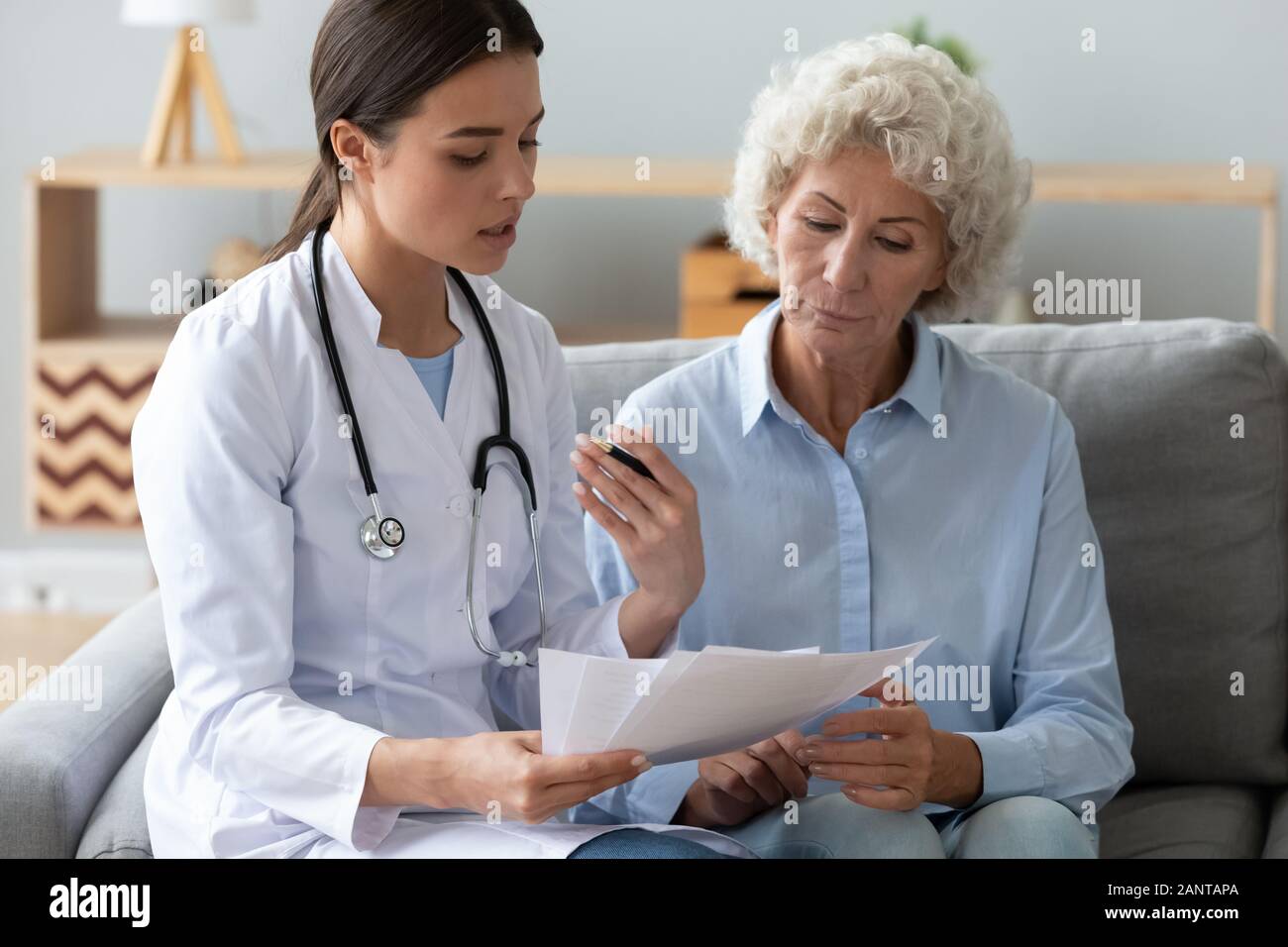 Doctor holding documents, consultation de femme plus âgée sur checkup suite Banque D'Images