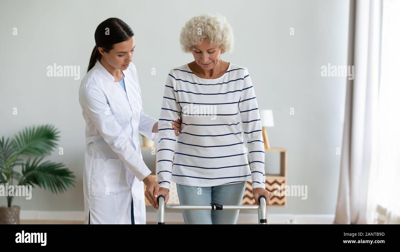 Enseignement Le fournisseur de femme plus âgée à utiliser Walker à la maison Banque D'Images