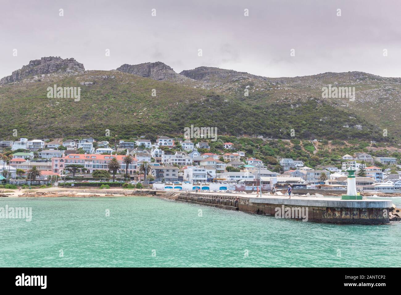 KALK BAY, PROVINCE DE WESTERN CAPE, AFRIQUE DU SUD - 30 décembre 2019 - Vue sur la jetée et de loisirs bâtiments Kalk Bay et sur la montagne depuis le port dock à K Banque D'Images