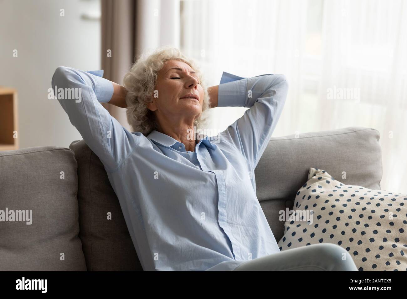 Femme plus relaxant à la maison, dormir sur un canapé confortable Banque D'Images