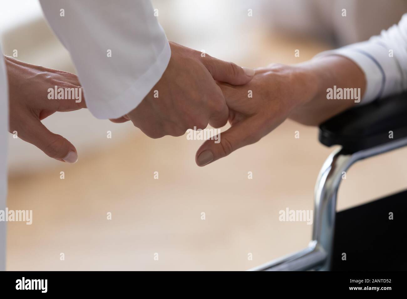 Close up caregiver holding mobilité femme plus âgée part Banque D'Images
