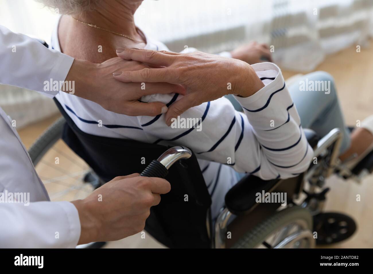 Close up et le fournisseur de mobilité plus woman holding hands Banque D'Images