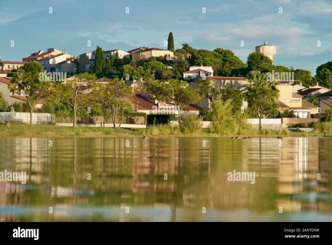 Maison de Villeneuve-de-la-Raho en miroir dans un lac Banque D'Images