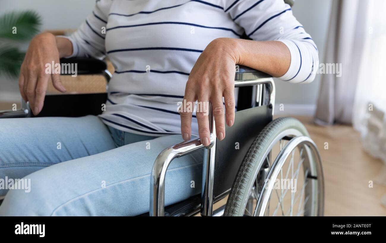 Close up mobilité woman sitting in wheelchair Banque D'Images