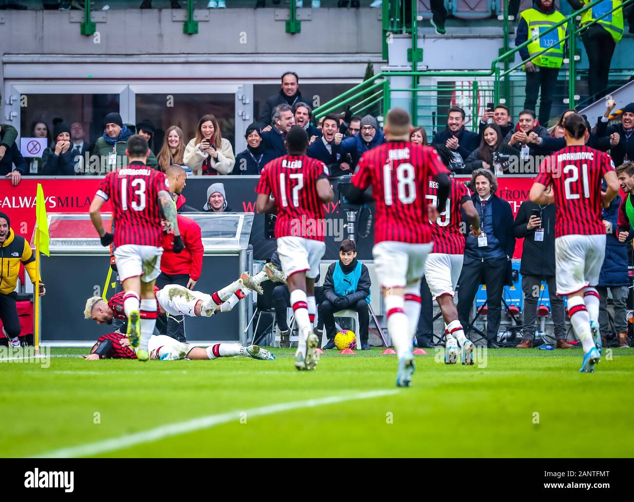 Milan, Italie, 19 janvier 2020, Theo Hernandez de l'AC Milan marque le deuxième but au cours de Milan vs Udinese - Serie A soccer italien Championnat Hommes - LPS/crédit : Fabrizio Carabelli/Alamy Live News Banque D'Images