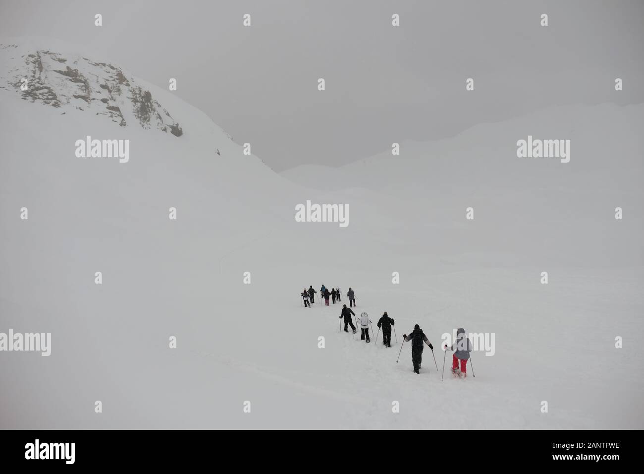 Les gens de la randonnée DANS LA MONTAGNE SOUS BLIZZARD EN FRANCE Banque D'Images