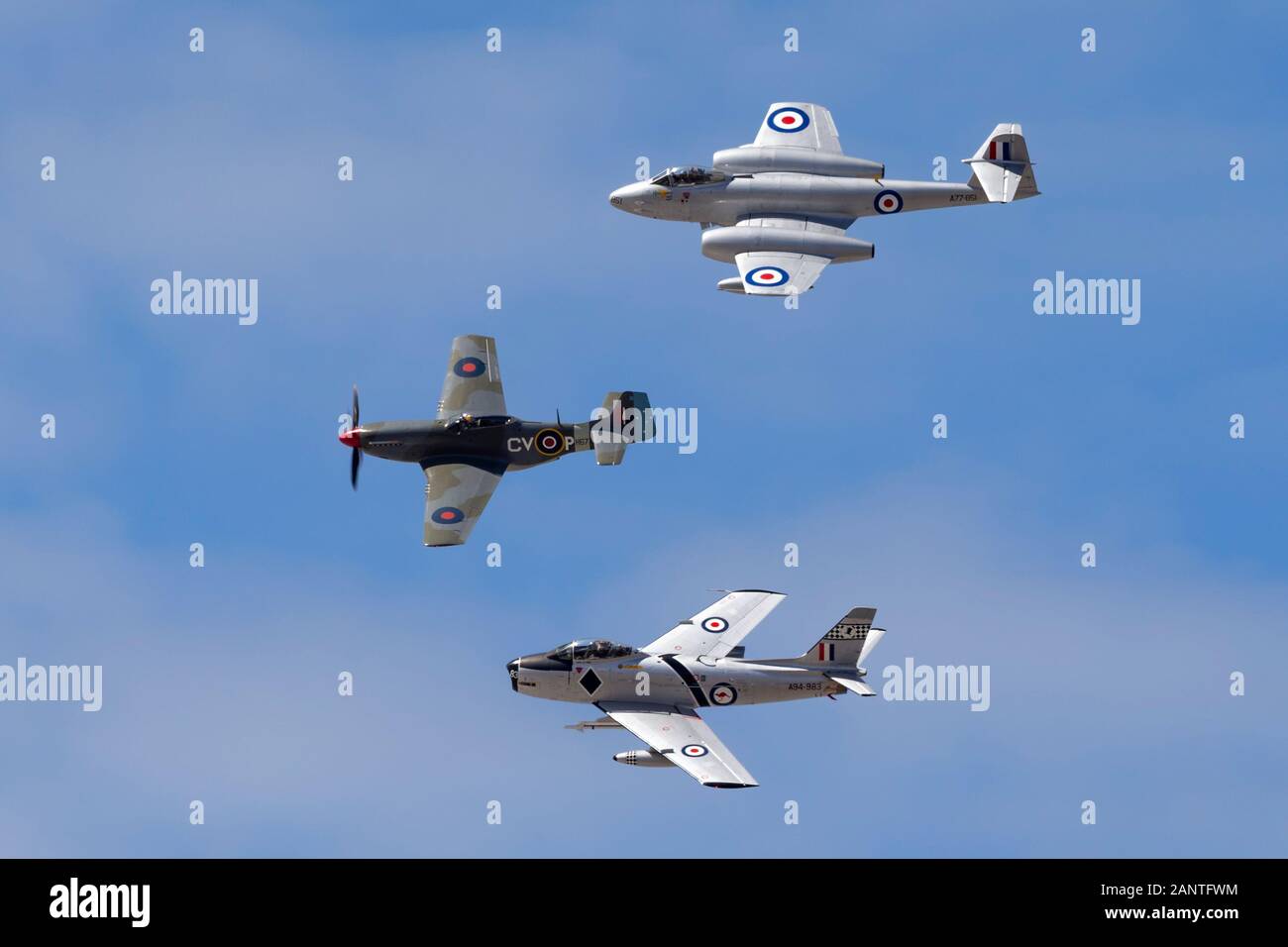 Formation de l'ancien Royal Australian Air Force d'avions de chasse comprenant un CAC CA-18 Mustang (North American P-51D Mustang), CA-27 Sabre (North Amer Banque D'Images
