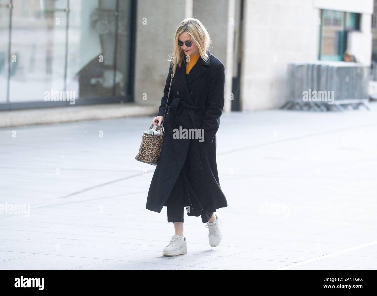 Londres, Royaume-Uni, 19 janvier 2020 Laura Whitmore, présentateur de 'Love Island' arrive à la BBC Studios dans le centre de Londres pour présenter son émission de radio Crédit : Tommy Londres/Alamy Live News Banque D'Images