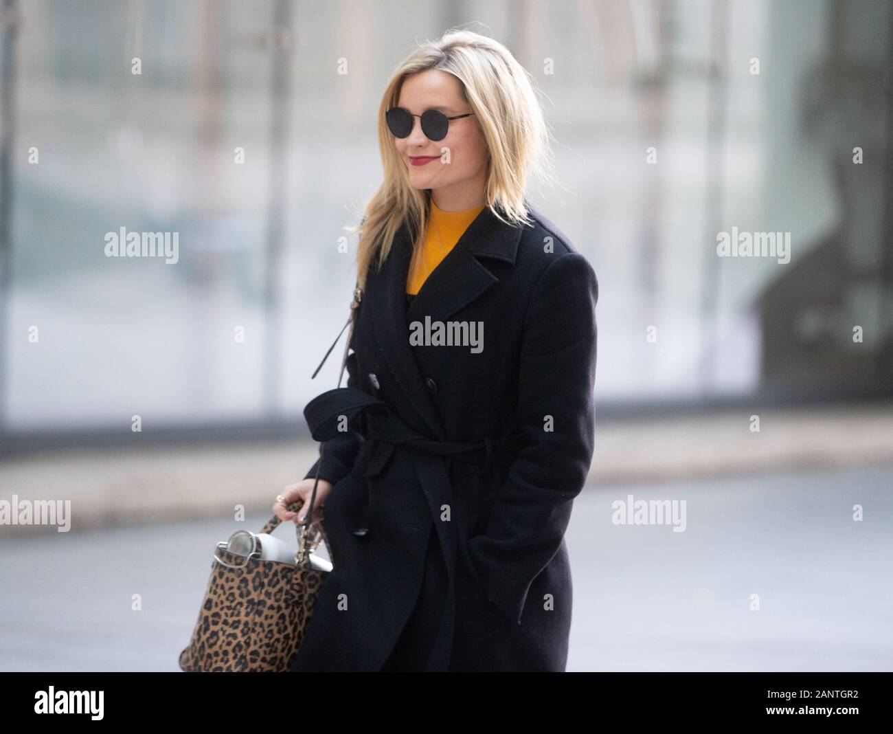 Londres, Royaume-Uni, 19 janvier 2020 Laura Whitmore, présentateur de 'Love Island' arrive à la BBC Studios dans le centre de Londres pour présenter son émission de radio Crédit : Tommy Londres/Alamy Live News Banque D'Images