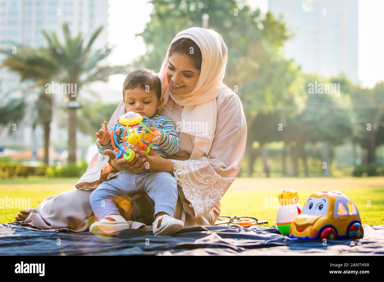 La famille du Moyen-Orient avec un costume traditionnel s'amuser en plein air - maman islamique moderne et fils à Dubaï Banque D'Images