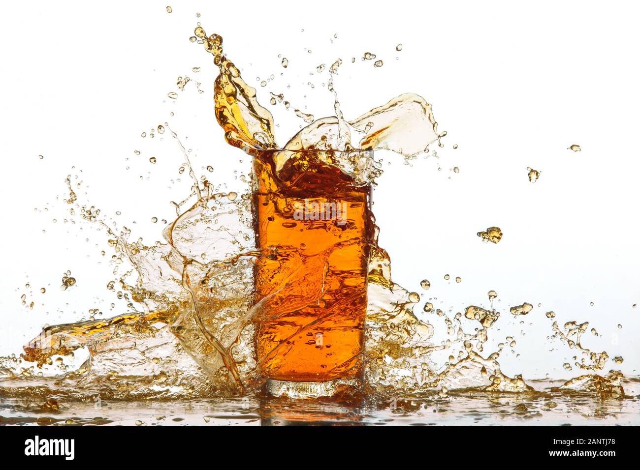 Boisson à l'orange dans le verre avec de l'eau splash. Banque D'Images