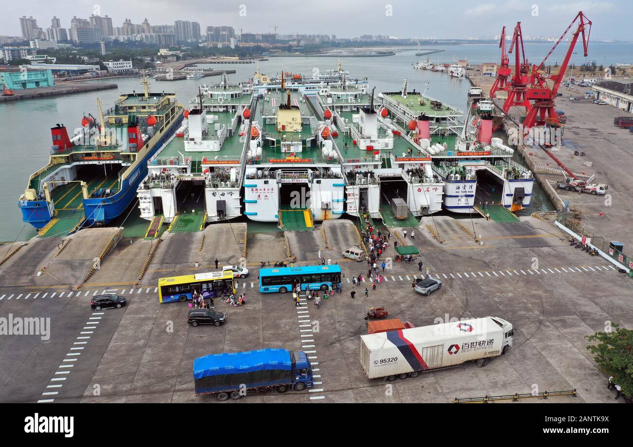 Haikou, Chine. 19 Jan, 2020. Photo aérienne prise le 19 janvier 2020 montre les navires rouliers au Port Xiuying à Haikou, capitale de la Chine du sud. Le détroit de Qiongzhou assisté à une ruée vers les voyages comme le Festival de Printemps s'approche. Credit : Guo Cheng/Xinhua/Alamy Live News Banque D'Images