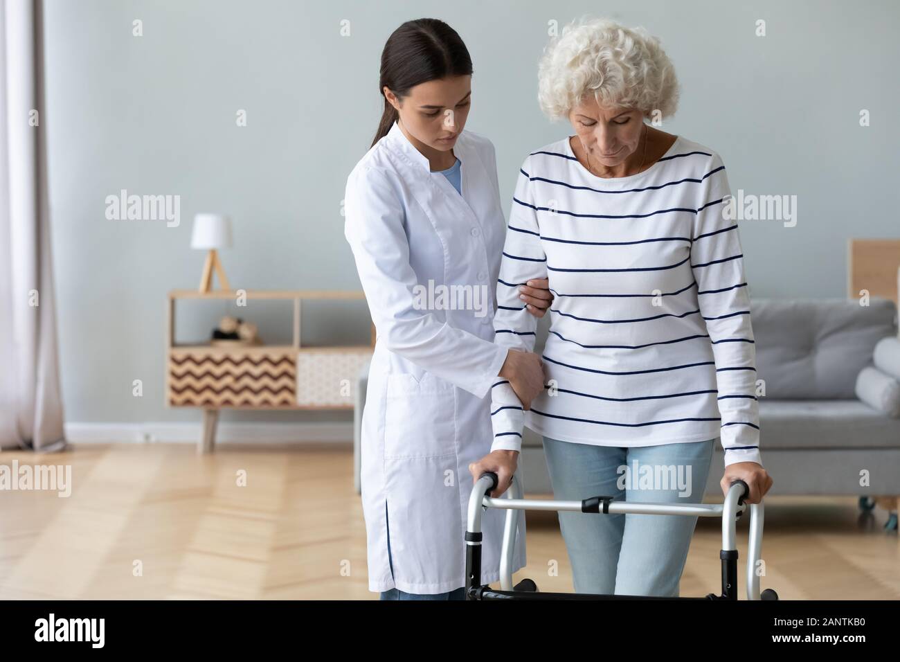 Médecin sérieux mobilité enseignement femme plus âgée à utiliser walker Banque D'Images